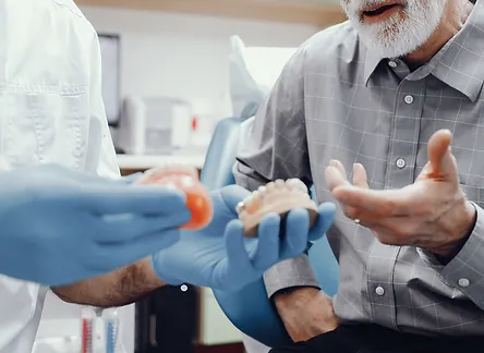 anciano-sentado-oficina-dentista
